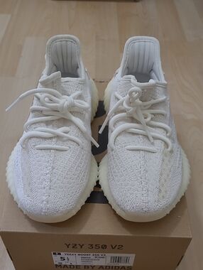 EUC Adidas YZY 350 V2 Low-Top Bone Sneakers
